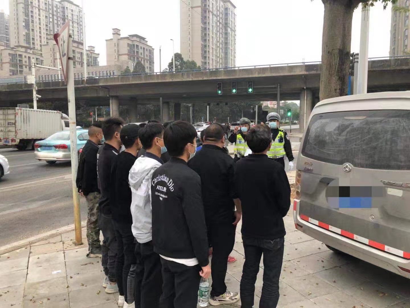 东莞交警 【护航春运】直击东莞交警的春运首日