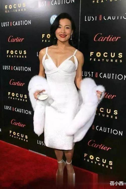 蓓小西 陈冲年过半百更敢穿，穿紧身吊带礼服走红毯，“国际脸”气场真大
