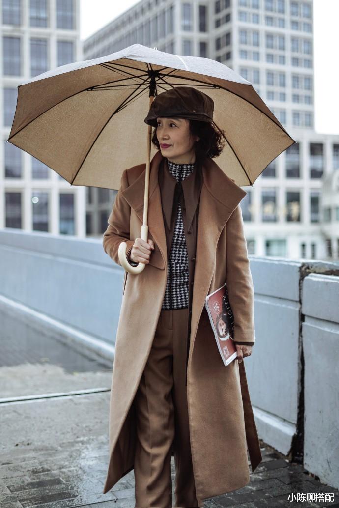 小陈聊搭配 这才是60+女人该有的大衣打扮，不显老不扮嫩，妈妈们可以照着穿