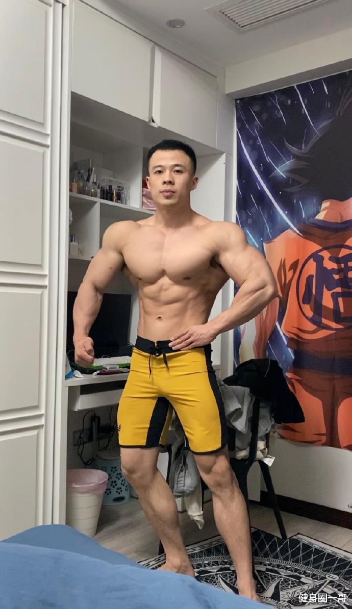 健身圈一哥 胸肌壮如牛，腹肌像搓衣板，麒麟臂爆青筋，28岁健身教练棒棒哒！
