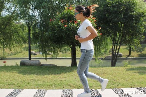 跨年 老得慢的女性，一般会有三个特征，占一个也不错，说明你还年轻