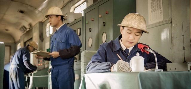 街拍|佟大为6岁时候父亲车祸成植物人，之后苦练针灸，20年后父亲苏醒