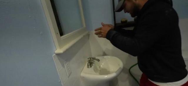 外国博主造了座房子之后灌满水，就为体验金鱼在鱼缸里的生活，好想象力！