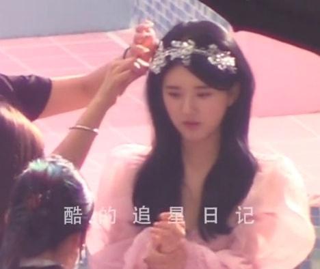 徐丰溪|娱乐圈真实一幕,五六人围黄轩做造型,旁边朱雨辰独站眼神落寞