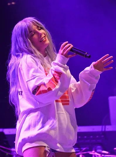 女孩|21岁在舞台上流产，23岁一曲成名获格莱美，网友：酷女孩永不认输