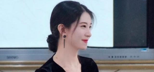 徐璐|海南一女老师因年轻貌美，意外走红，网友：简直比当红明星都漂亮