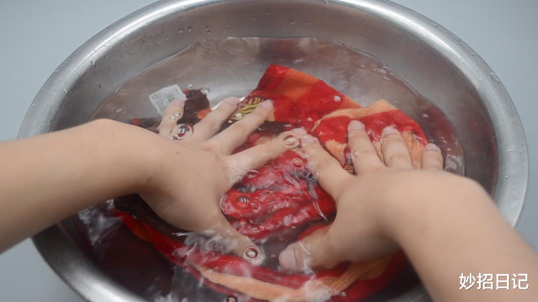 |毛巾用久油腻有异味？教你一个清洗技巧，毛巾洗完柔软干净无异味