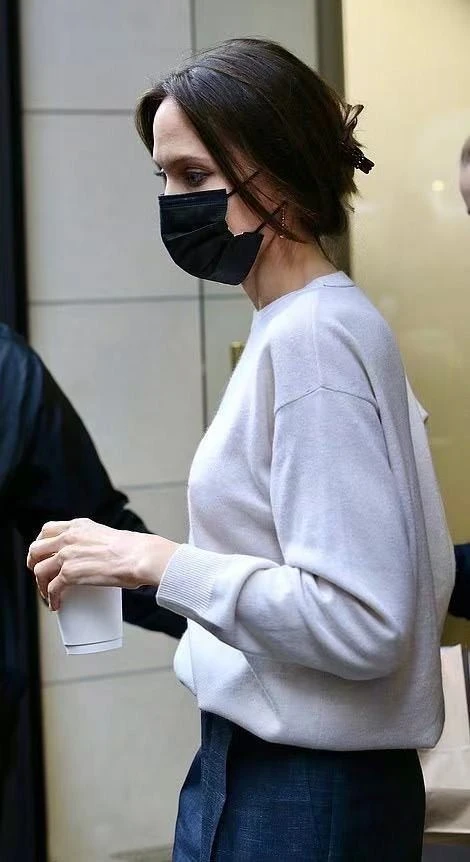 时尚风行派 朱莉带娃逛街像走秀！穿搭简约却超高级，龙凤胎儿子男生女相超帅