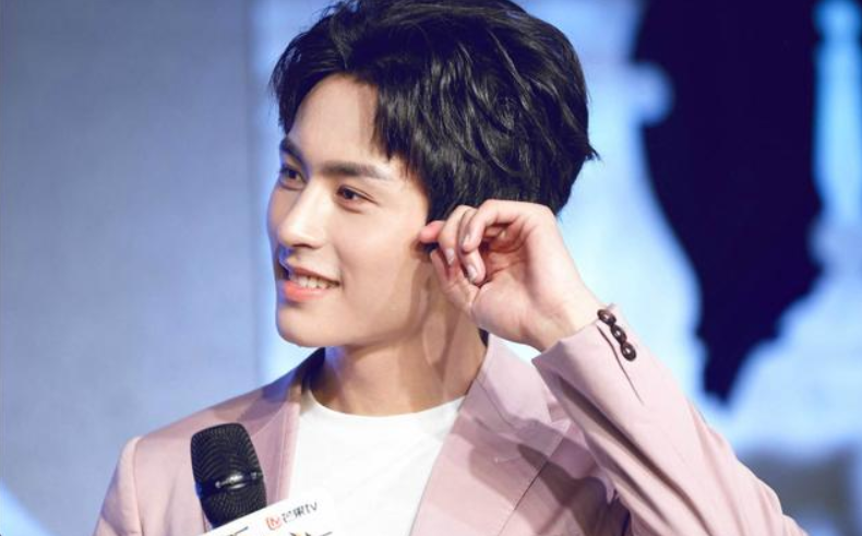 蒋雯丽|张哲瀚最新行程曝光！其大名登上日本头条新闻，当地网友反应热烈