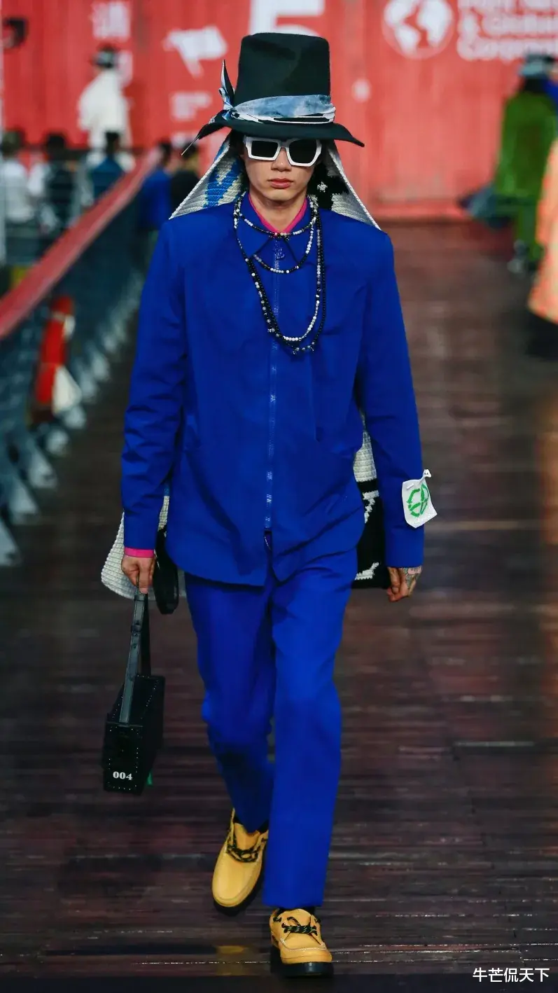 演唱会|蔡徐坤「演唱会造型」火了！3000万网友笑了：你终于赢了吴亦凡...