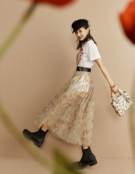 穿衣搭配|讲真,恋爱后的王子文气质全开,短发搭配粉色连衣裙,又飒又美