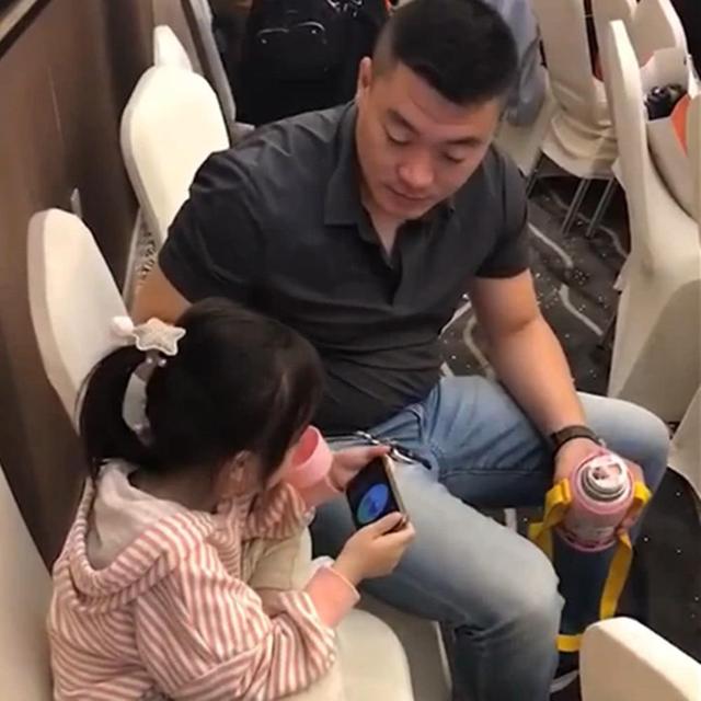 躲进你的身体|为哄外孙女喝水，姥爷发明“人体磨盘”，隔辈亲果然名不虚传