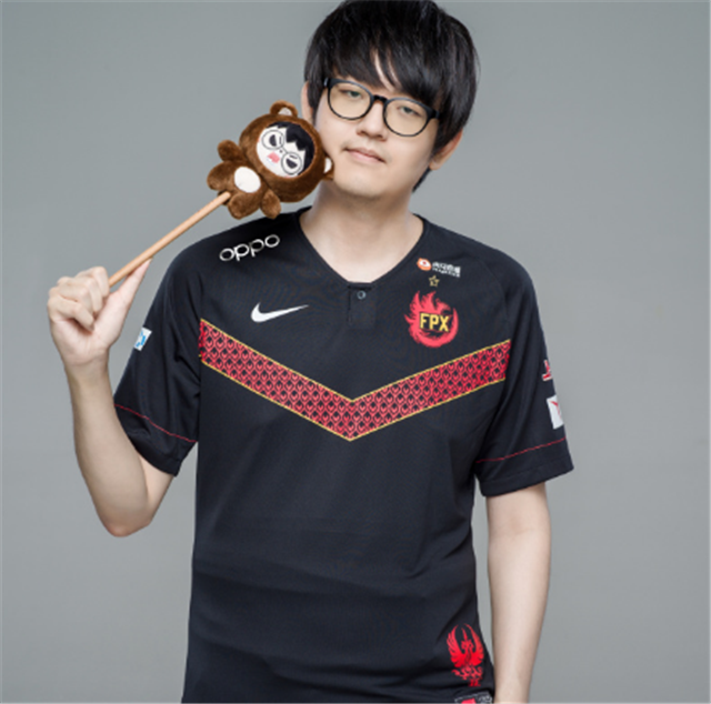 上单|曾经的FPX冠军上单,金贡实力下滑成这样?被T1辅助换位置教育