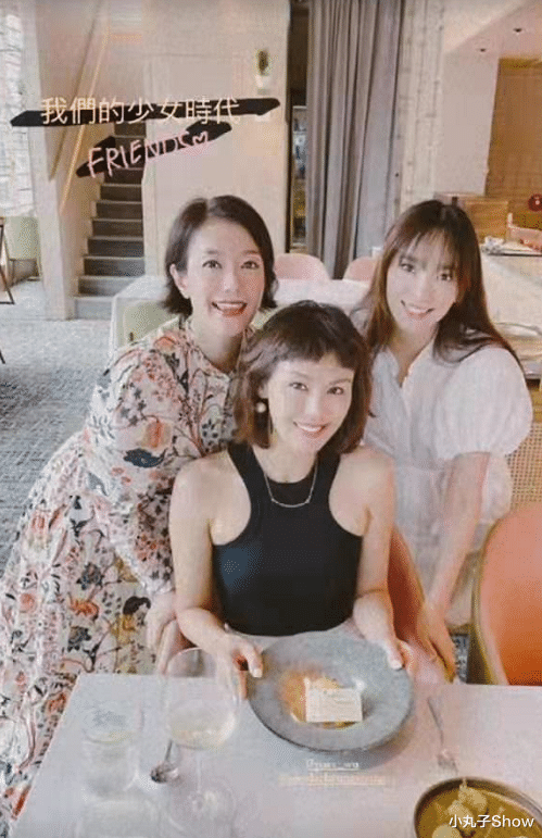 漫威|41岁吴佩慈晒和富婆聚会,个个唇红齿白气质好,穿小白裙嫩成少女