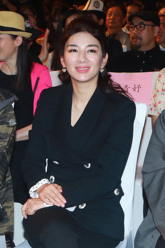 BiuVogue|黄奕打扮的挺低调的，都没斯琴高娃惹眼，看久了还挺有内涵的