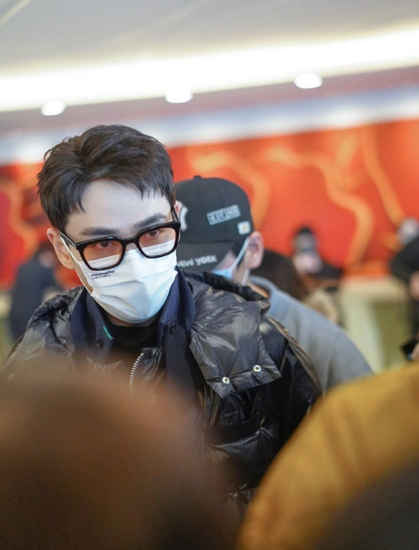 朱一龙|朱一龙现身春晚彩排，弯腰驼背仪态差，精气神不如66岁的成龙