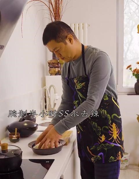 李亚鹏|李亚鹏:体味百姓小生活,小雪节气一边做八段锦又一边下厨腌萝卜