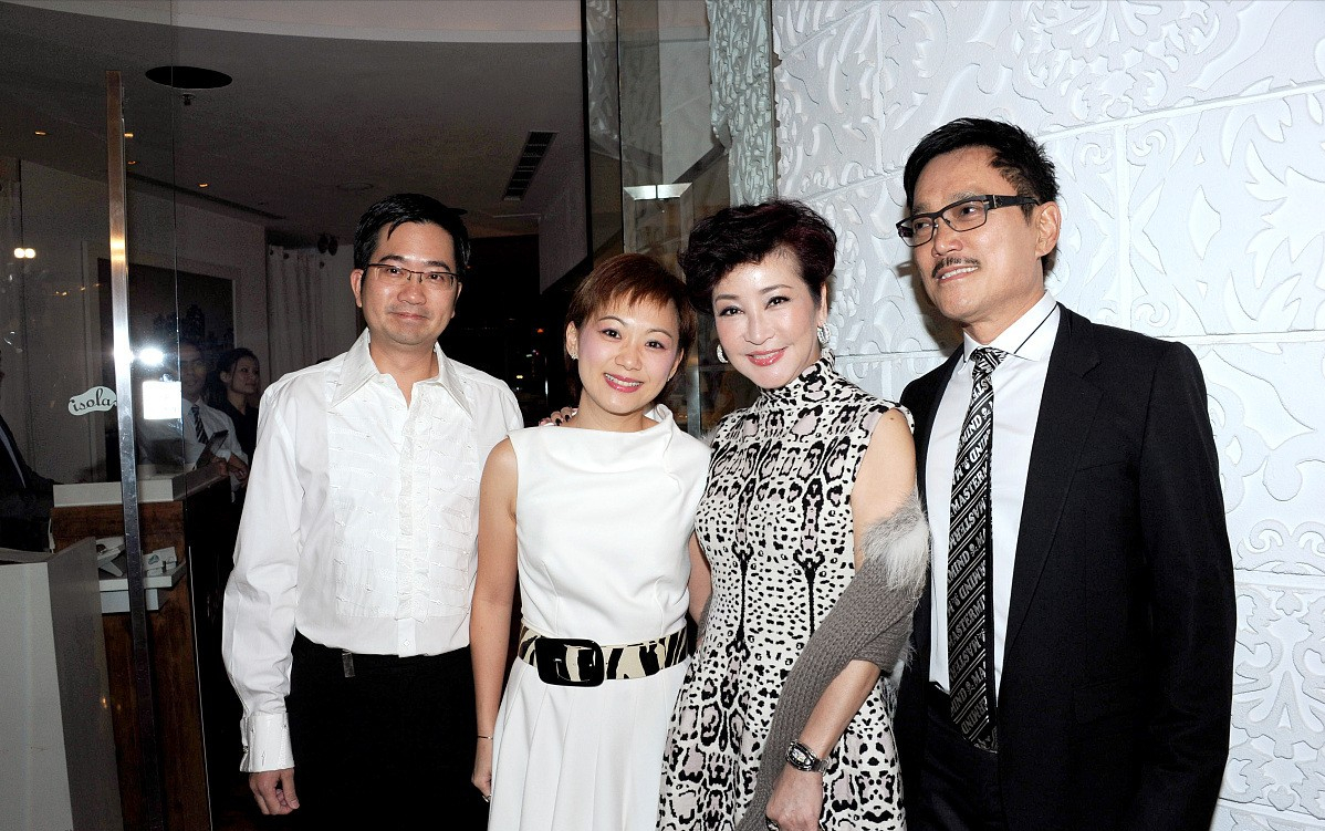 穿衣搭配|谢霆锋妈妈快70了还很靓，穿搭时尚紧跟潮流，一眼看出是不是富婆