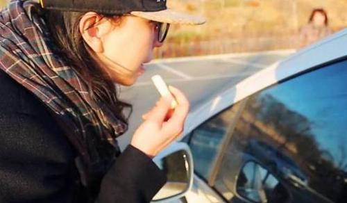 舜网 大妈都躺着准备碰瓷了，听到女孩的一句话，瞬间尴尬！