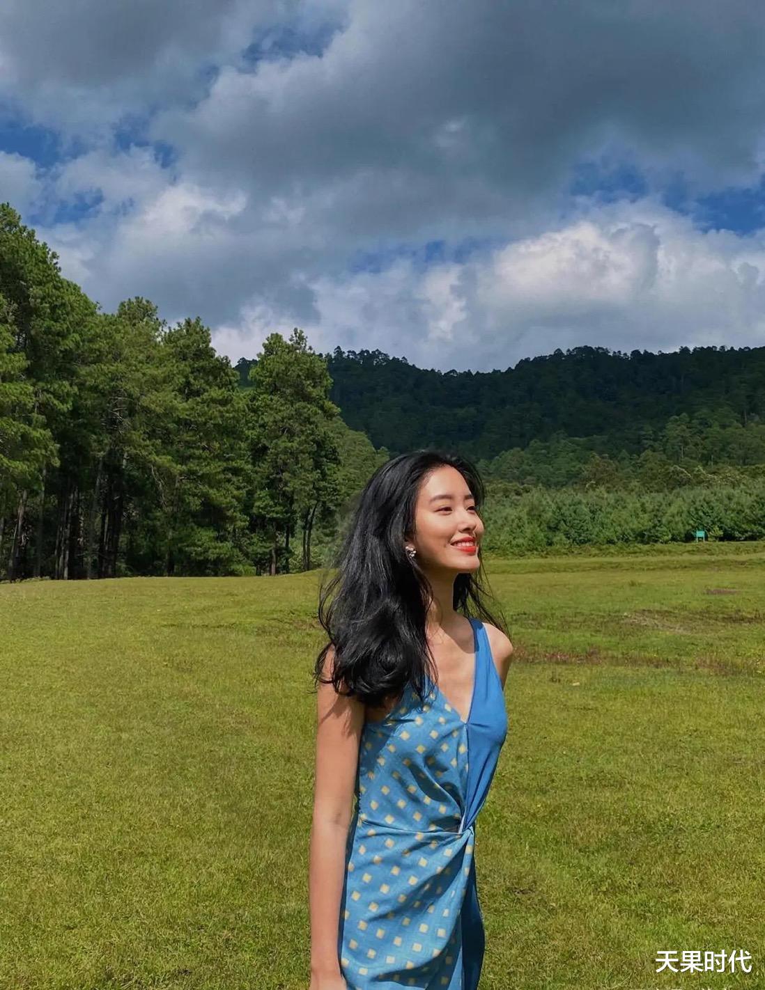 天果时代|杨采珏才是“氛围感”女神，土蓝色连衣裙穿出脱俗美，移不开眼