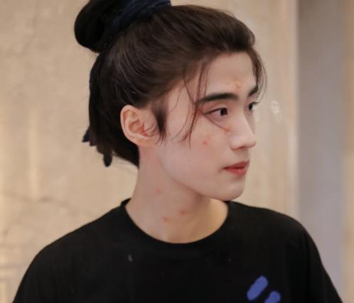 天官赐福|18岁的他是“双面人”吧！演了《知否》再演《天官赐福》，没认出