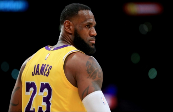 勒布朗·詹姆斯|詹姆斯這種身體素質(zhì)的球員，NBA也數(shù)十年難見(jiàn)，十幾年不受大傷