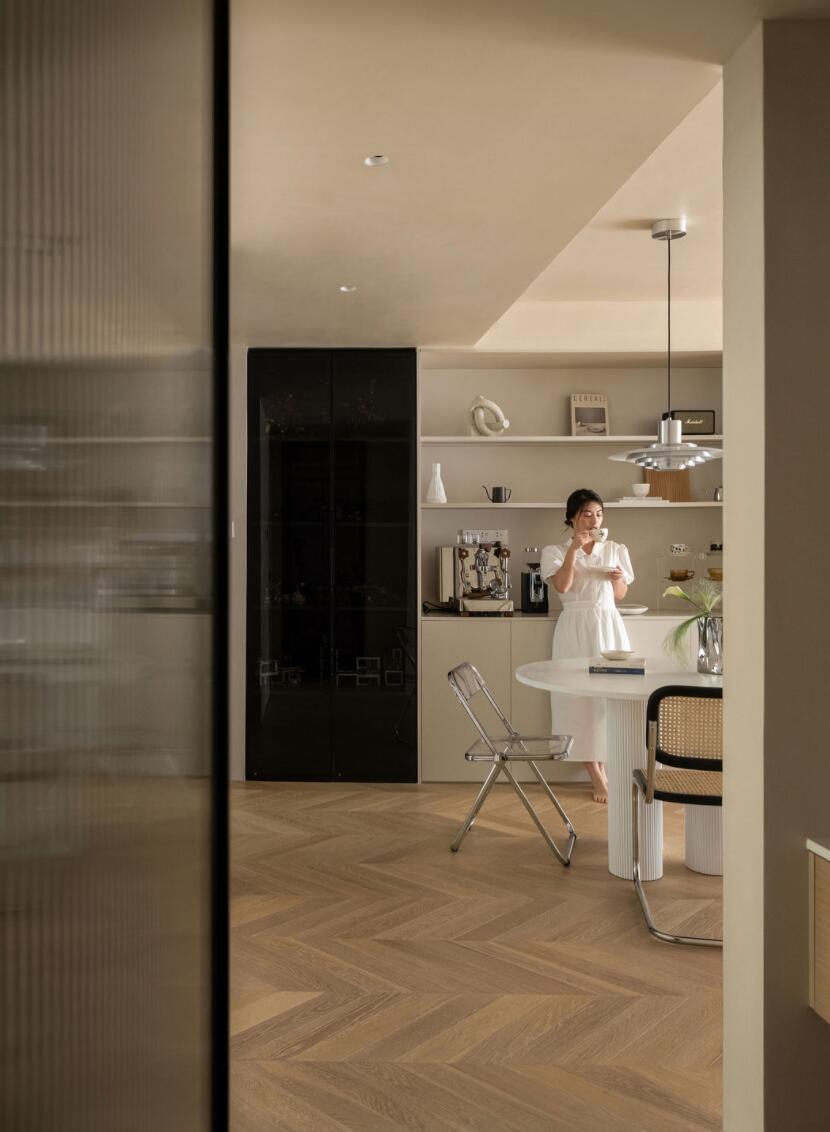 谁说一楼就得明亮?她100㎡新家,放弃大白墙后,反而更高级