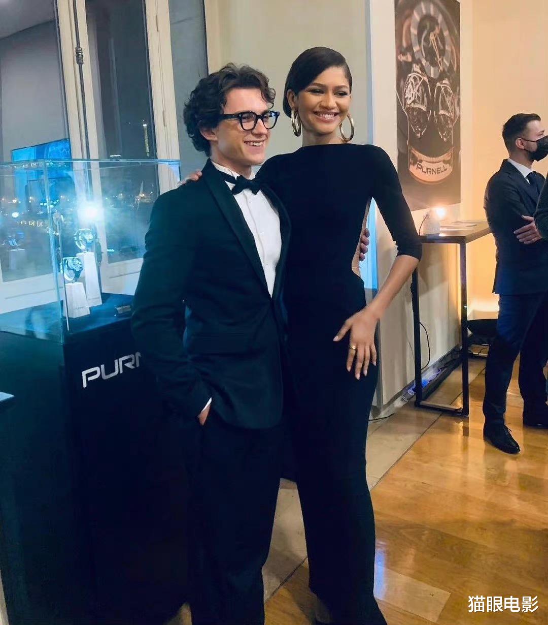 赞达亚|荷兰弟带赞达亚亮相，跟女友合影不用绅士手，裙子后背开洞刚好放手