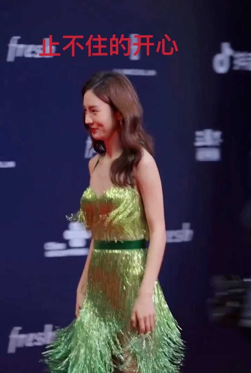 金晨|金晨吊带裙走红毯，上身苗条大腿有肉，网友：这种身材是极品