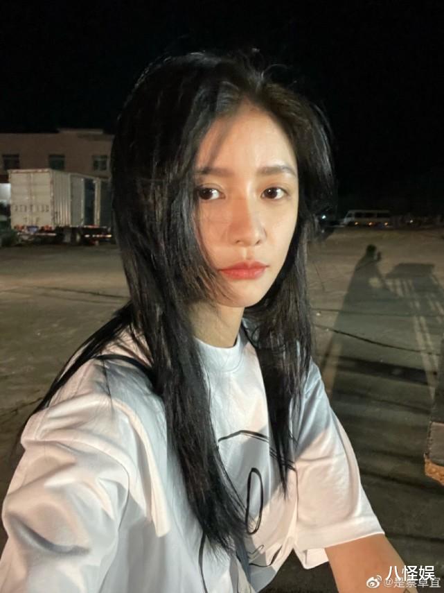 蔡卓宜|王大陆蔡卓宜一起逛街被偶遇，男方跟在身后帮拎东西，男友力十足