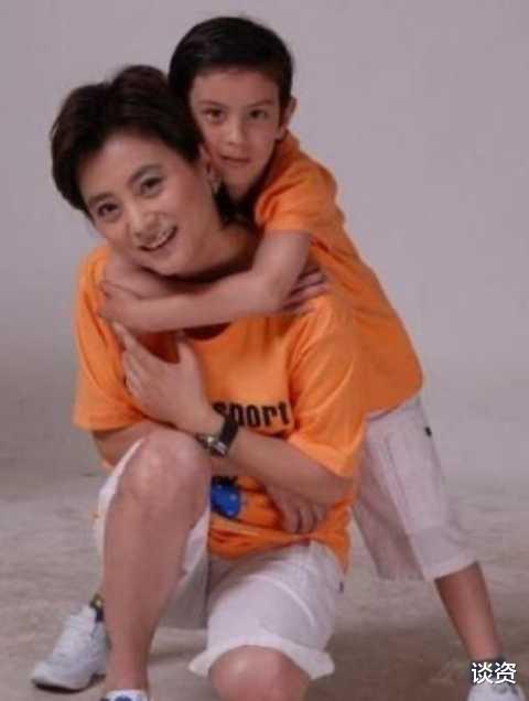 李玲玉|58岁“玉兔精”李玲玉晒与儿子出游照，美腿抢镜，混血儿子堪比明星