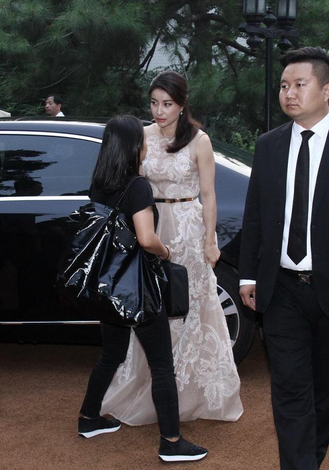 郭晶晶|郭晶晶造型翻车？胳膊松垮还要穿无袖，贵妇造型抢镜却难掩发福感