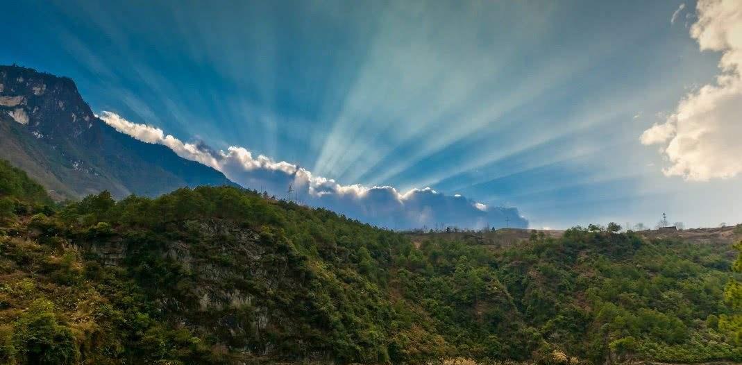 云南|云南深山有一个“神奇”的巨石，仿佛悬空在云山之中，只可远观