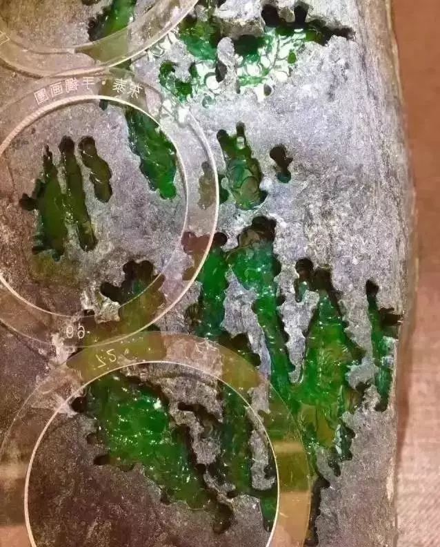 翡翠|33公斤翡翠大赌石,谣传准备瑞丽切开,貌似又要疯涨过亿了?