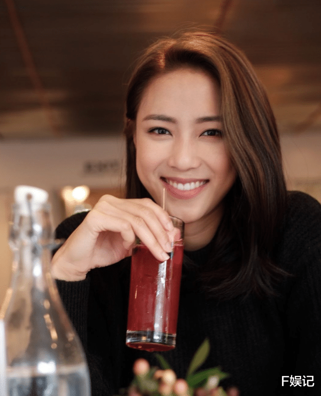 优酷|TVB力捧小花放假和爸爸去探妈妈 毕业两年才带家人去拍毕业照