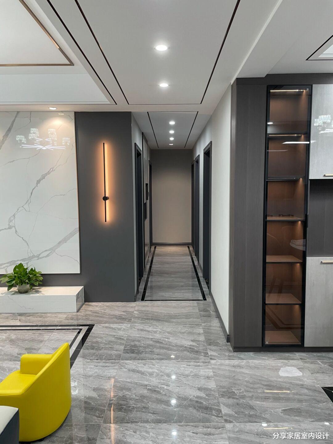 |她家现代简约风格,吊顶贴金属线条,设计悬空电视墙美观又大气!