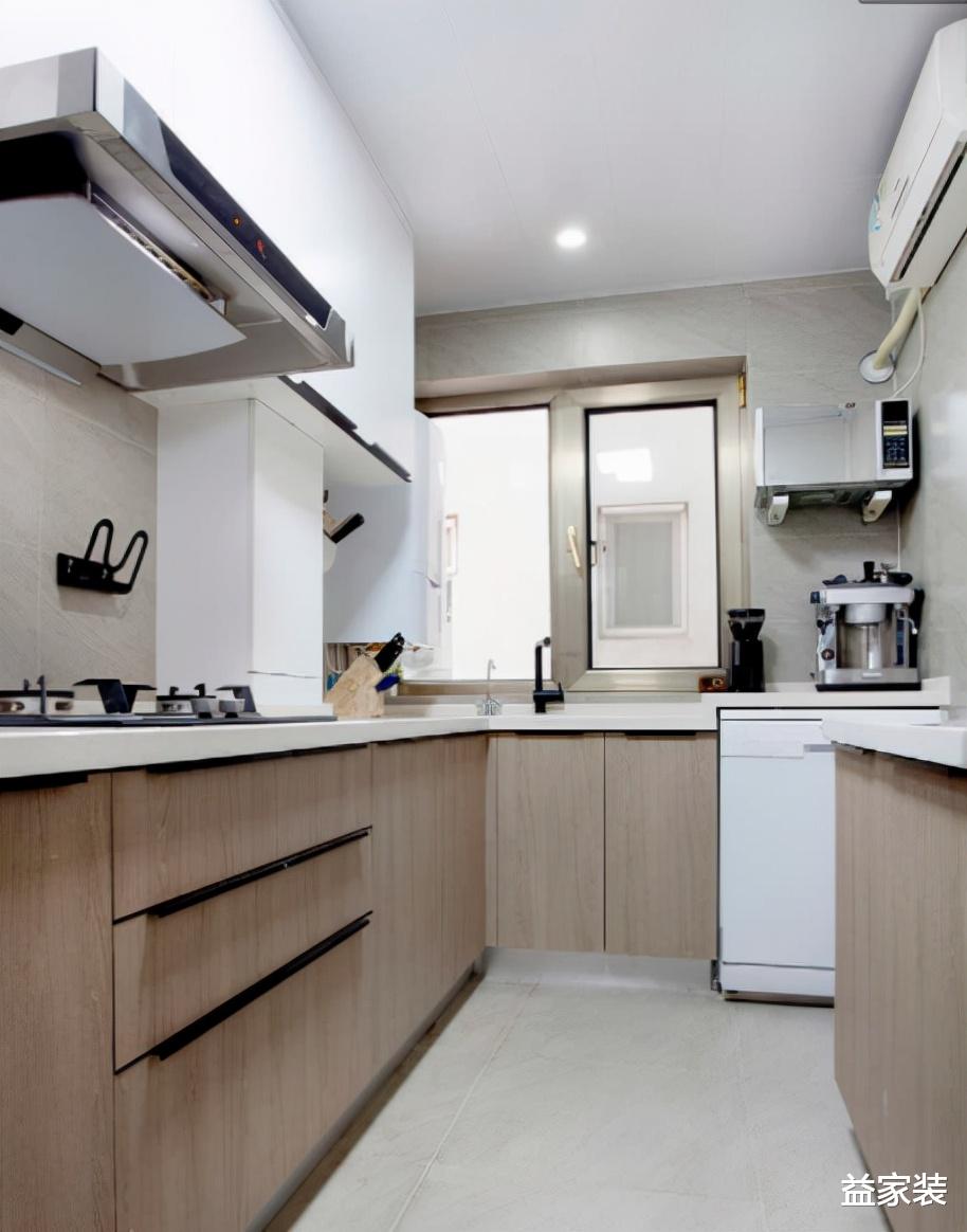 六口之家也能温馨又实用，一面电视墙，就能解决收纳问题