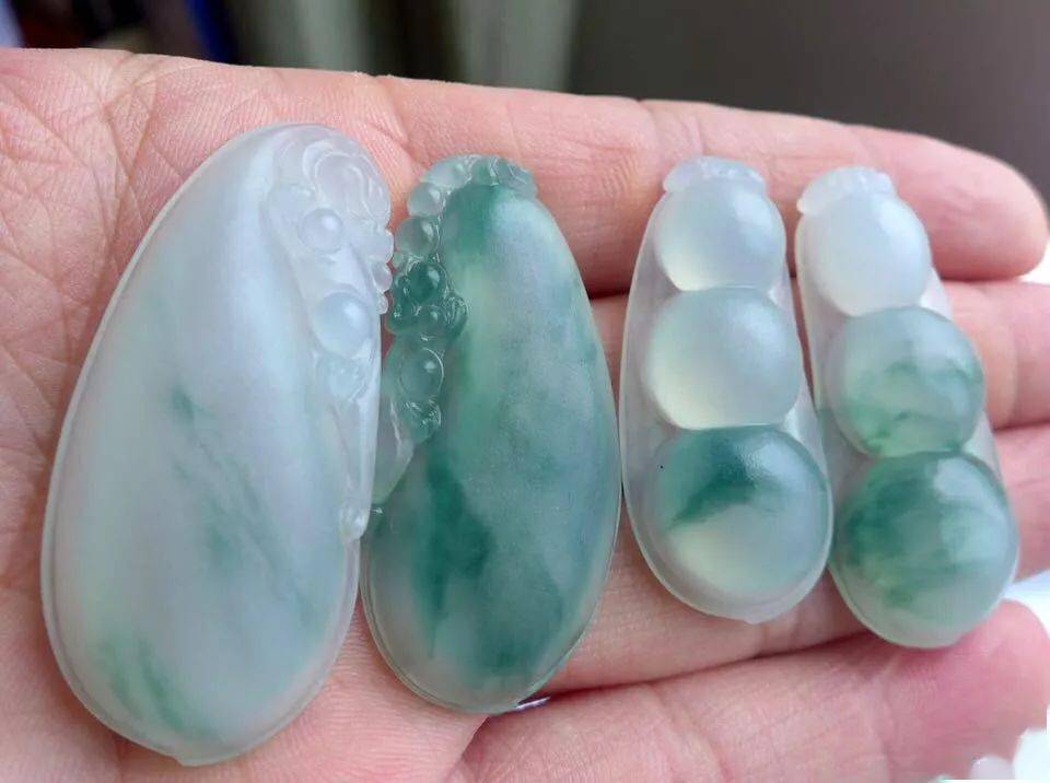 致中和翡翠原石 全身冒绿花的木那脱砂翡翠,可惜没能切出满色!