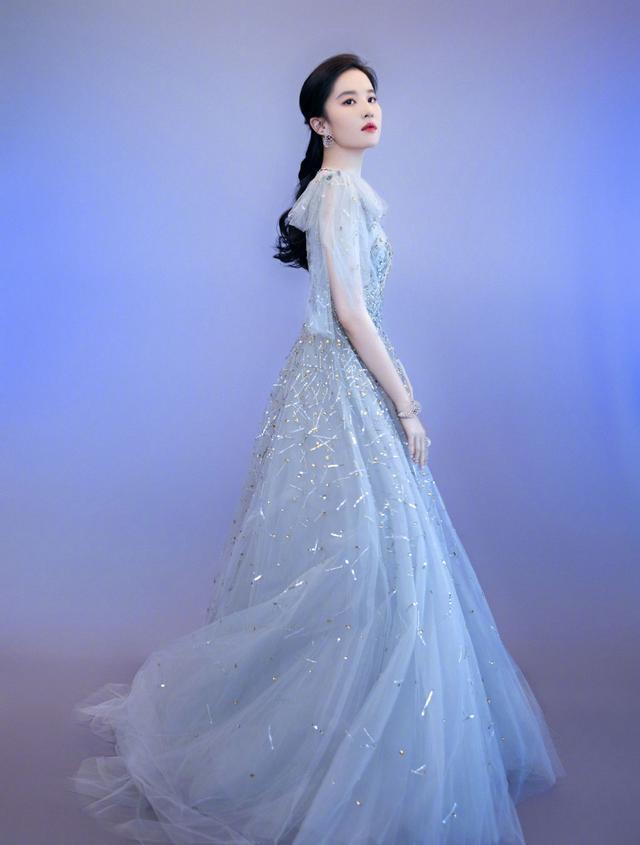 刘亦菲|刘亦菲太美了，穿蓝色薄纱裙美若天仙，真不愧是神仙姐姐！