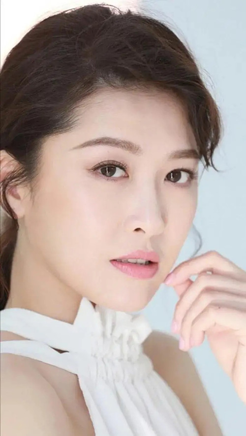 全球时尚号|香港新生代女神周丽淇,颜值如玉身材姣好,复古港风优雅迷人