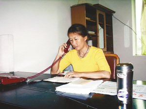 金凤说趣闻|妻子去世，丈夫回家送葬，打开棺盖，扇了媳妇三耳光