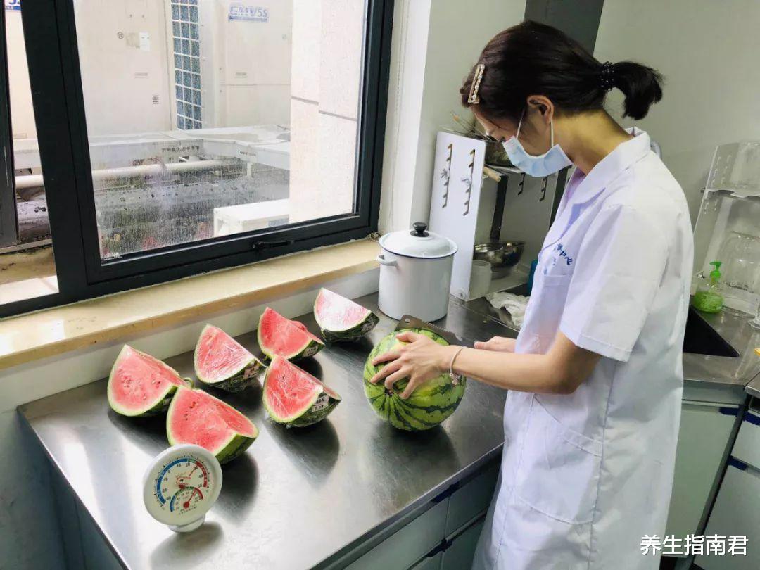 养生指南君|一块冰箱隔夜西瓜,让女子住院治疗, 西瓜如何储存才安全?