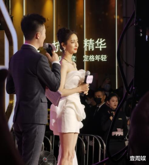 佟丽娅|佟丽娅现身活动捞金，保镖贴身护驾气场十足，上台就把外套脱了