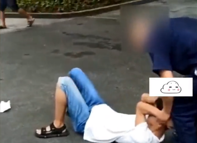 悦姐ya|无法无天！四川一小区保安辱骂殴打外卖员！起因令人愤怒不已