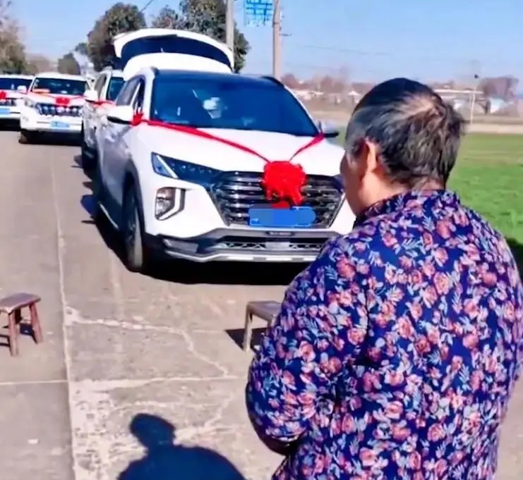 云的那一面 老人在马路上摆凳子拦停婚车要喜钱，“不给不让走”，是沾喜还是变相“抢劫”