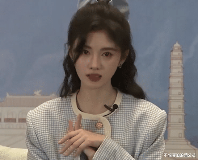 鞠婧祎|鞠婧祎参加活动,吃点心表情很呆萌,原相机妆容堪称“教学模板”