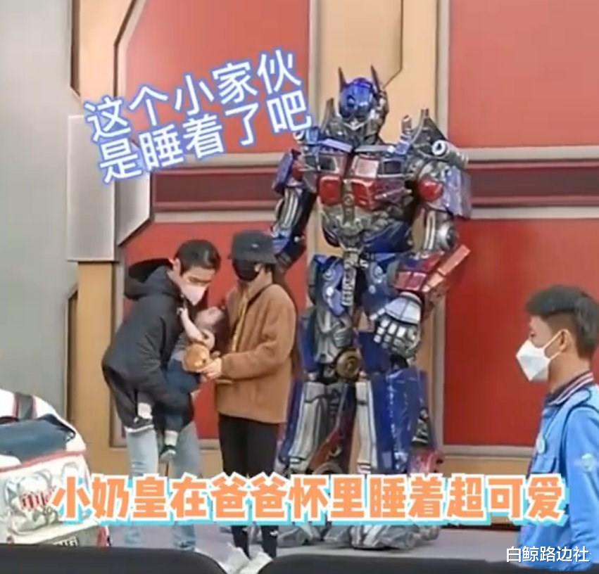 郭碧婷|向佐一家三口游玩！1岁女儿在爸爸怀里好乖巧，郭碧婷身材略圆润