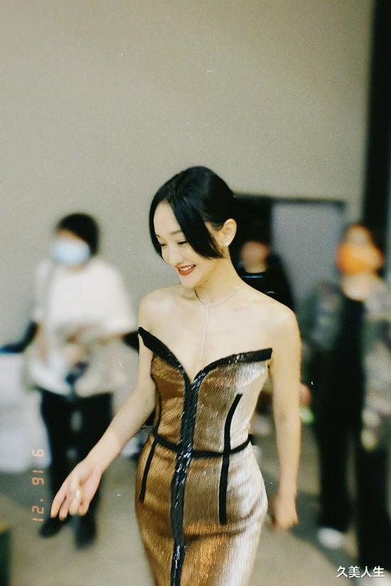 周迅|周迅酒吧拍摄被偶遇 波浪盘发配长裙复古摩登