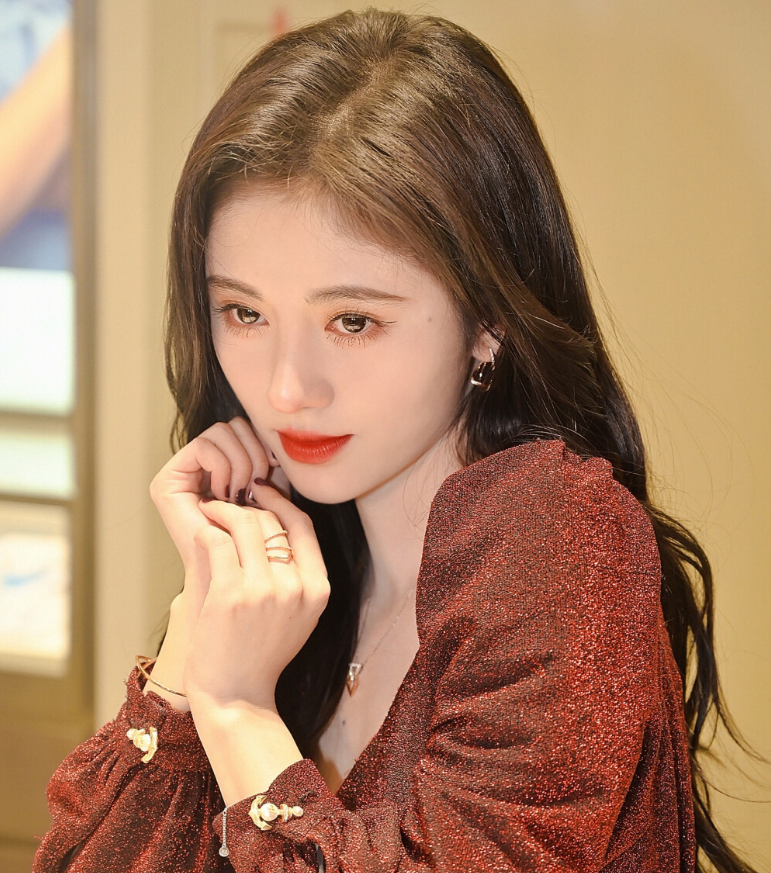 李沁|一场活动鞠婧祎和刘亦菲的对比，她是怎么把雾面妆嵌在脸上的？