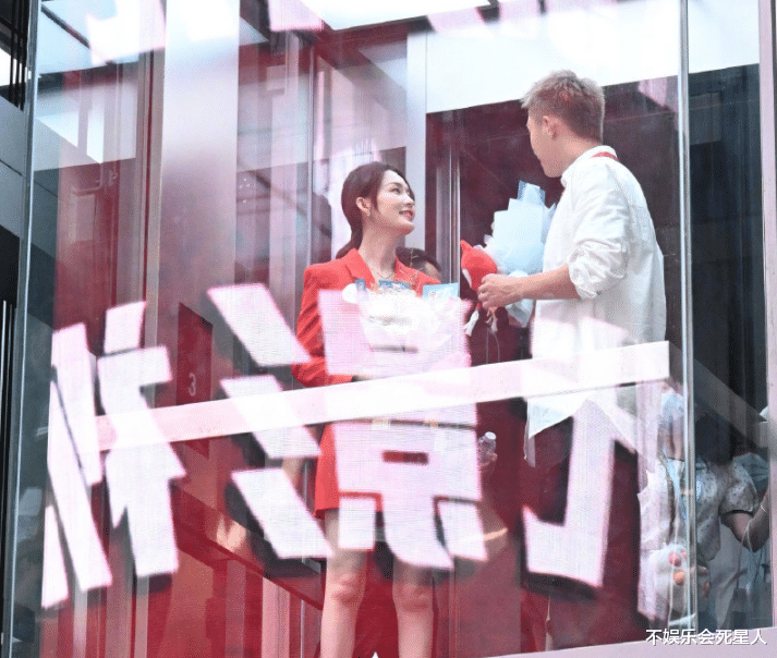 李沁|李沁新剧扫楼被抓拍，没了《爱上特种兵》的滤镜，颜值果然不一样